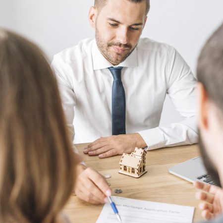 agente-de-bienes-raices-hablando-con-pareja